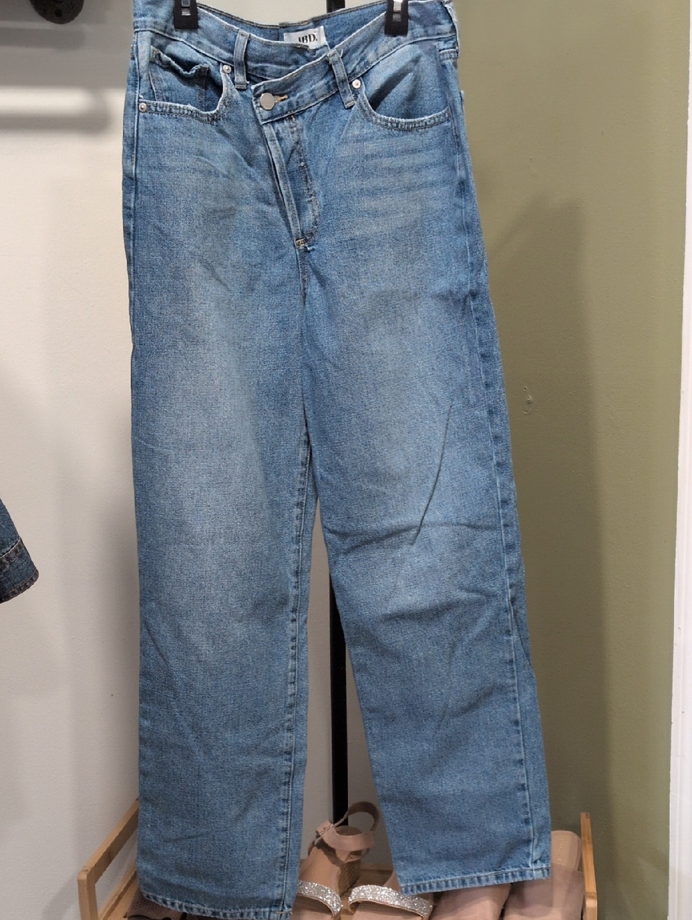 JUST BLACK DENIM (JBD) Light Wash Criss-cross Button Waist Straight Jean (28)